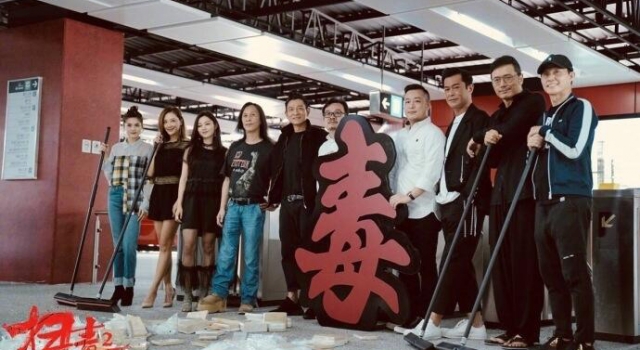 不老天王刘德华合影应采儿 还是那么的帅气