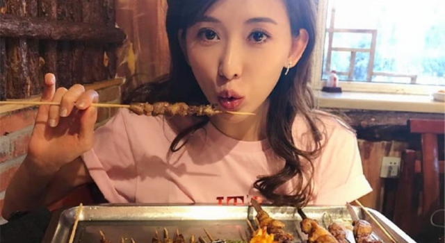 林志玲开心大吃烤串不怕胖,嘟嘴卖萌女神范儿十足