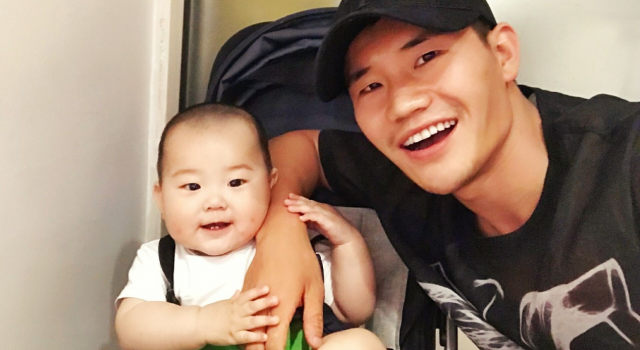 小兵张嘎晒儿子照片 和他小时候简直一模一样