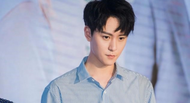 分手后首次现身,秦俊杰状态低落,似乎还偷偷擦眼泪