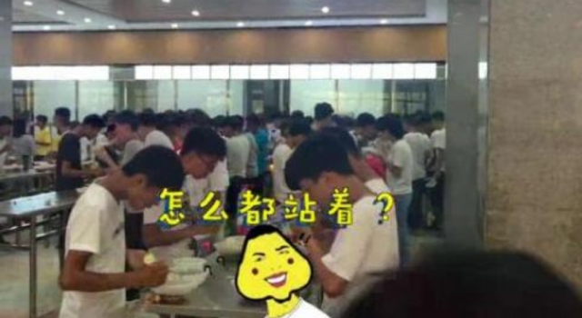 高中食堂撤板凳 竟然是为了提高效率