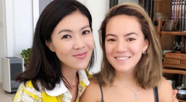 苏芒晒女儿合照(图)混血女儿明艳火辣,二人似姐妹花!