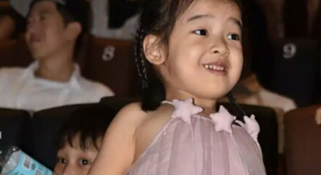 聂远携女儿参加活动 在现场女儿调皮可爱吸粉无数
