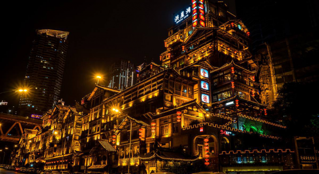 洪崖洞挤爆 在人山人海的国庆正确打开重庆的方式?
