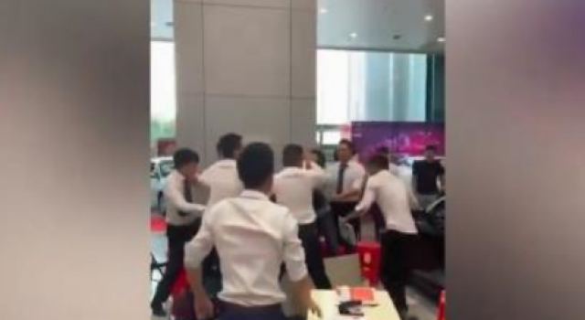 麻将牌买车视频疯传 事情背后的真相到底是什么?