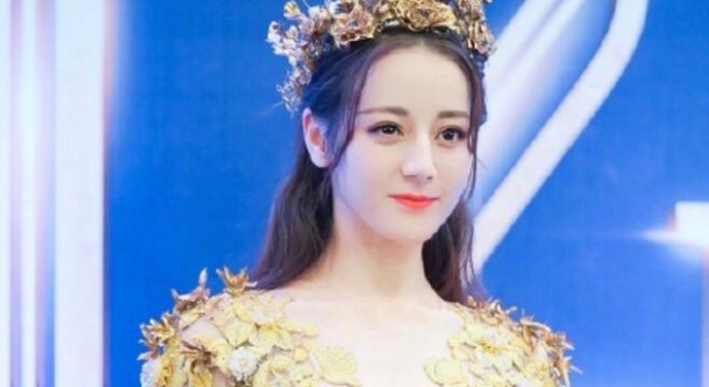 迪丽热巴太美了 被称最美金鹰女神,给迪丽热巴的造型师加鸡腿!