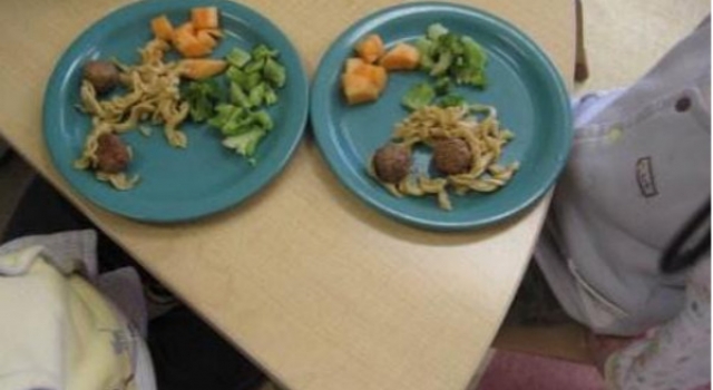 幼儿园兑水牛奶 学校是何目的克扣学生食材?