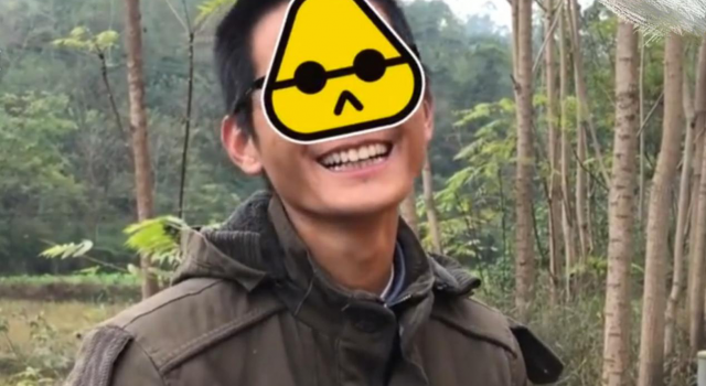 小哥驾车侧翻处理事故4次笑场 堪称史上最佛系车主
