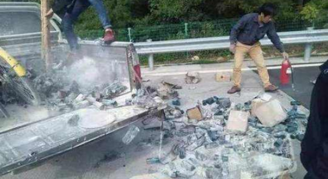 男子高速扔烟头怎么回事?最后自己车竟着火了