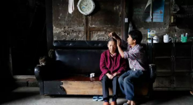 孝子背着母亲打工15年什么情况?王显强:母亲在家就在