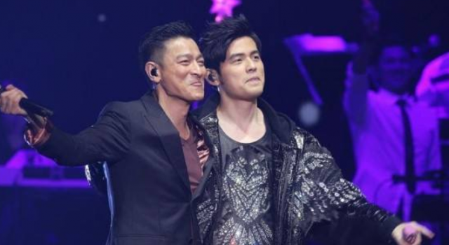 周杰伦演唱会变魔术故作失误 刘德华一脸懵逼成表情包