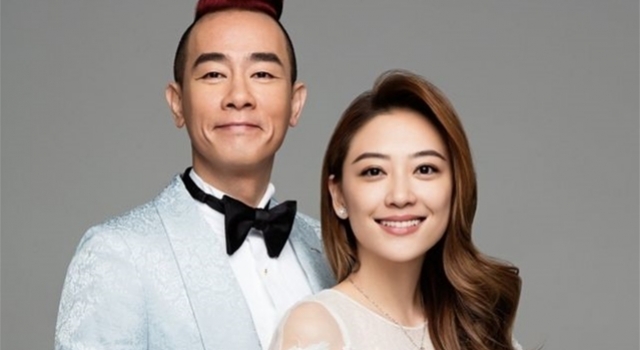 应采儿晒海边全家福,陈小春白发引人注目