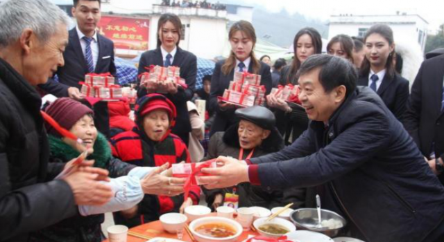 开直升机回村拜年怎么回事?孝心富豪为老人花费上千万