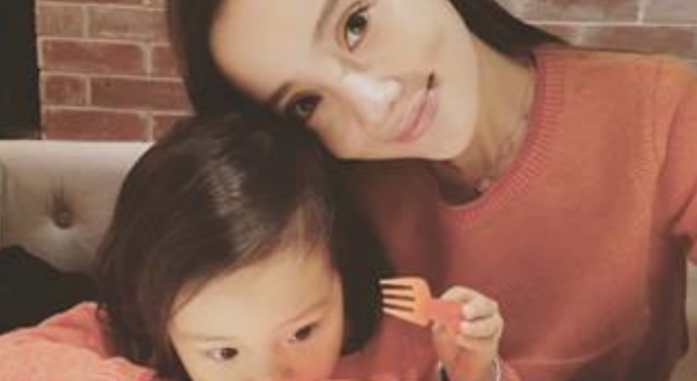 李小璐母女逛街未见贾乃亮 忙于工作还是另有隐情?