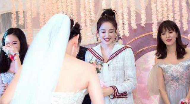 娜扎在好友婚礼上跳舞 还接到新娘捧花怎么回事