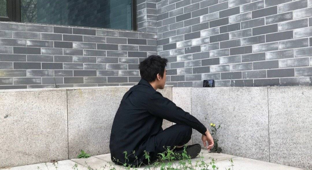 邓超坐墙角给跑男录视频 邓超暖心祝福让人泪目