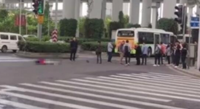 太过撒野!摩托骑手高架坠亡 别拿命不当命!