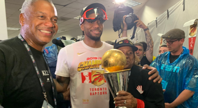 莱昂纳德MVP 第二次得到总决赛MVP 他笑了当之无愧!
