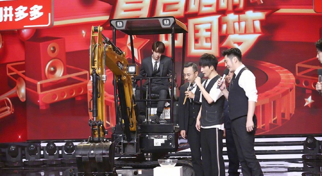 王一博开挖掘机转大张伟 网友:竟然连挖掘机都不放过