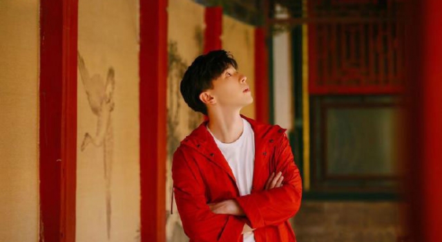 邓伦故宫红衣 翩翩少年一席红衣感受千年古韵之美