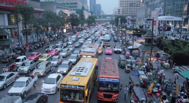国庆自驾游遇到堵车 做好这三点让周围车主羡慕去吧