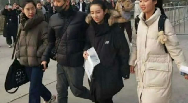 张子枫参加艺考 简单丸子头气质干净 学生气十足