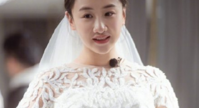 何雯娜孕肚婚纱照 满脸幸福 这个反应也太可爱了吧