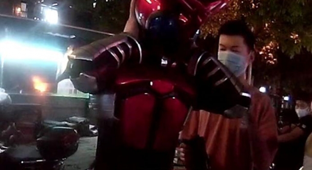 假面骑士无法出示健康码被拦下 网友:装逼翻车系列