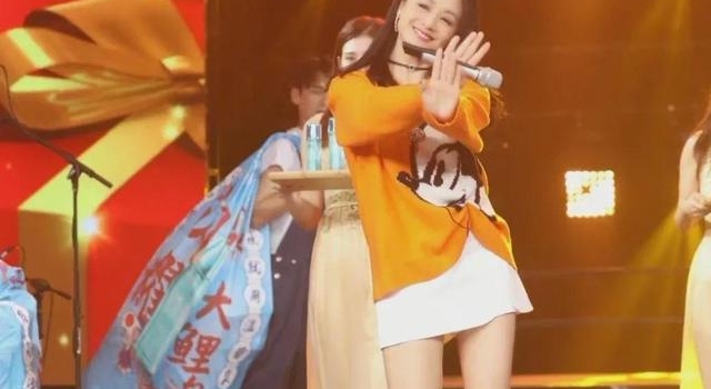 复出的曹颖又美又飒,拒绝少女感