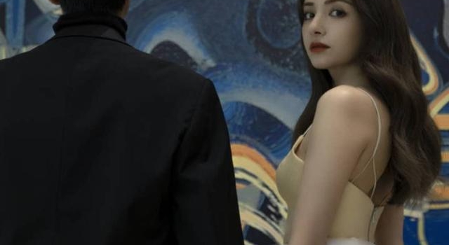 麦迪娜晒与姜潮合影写真,腿特长身材比例奇怪,网友:公主与侍卫