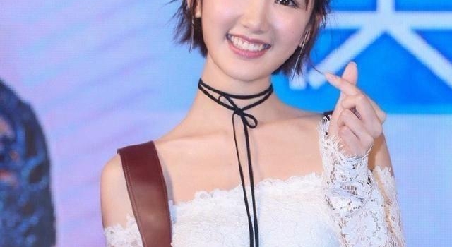 毛晓彤的笑容太甜了,一袭粉色开叉长裙出席活动,优雅娇俏又减龄