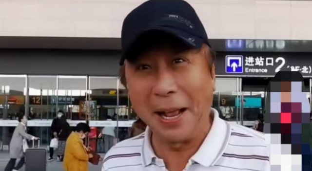 63岁冯巩现身郑州火车站,不见儿孙陪伴,孤单落寞无粉丝问候