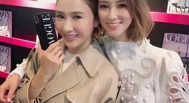 49岁黎姿同框37岁徐子淇,穿卡其色风衣高级大气,像同龄人