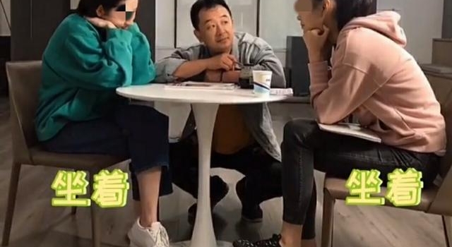 黄海波蹲地讲课被指太卑微,开表演班生意红火,学员还有知名演员