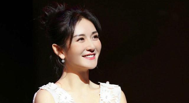 谢娜怀二胎了?直播期间疑孕吐恶心,肚子凸显录节目全程盖毛毯