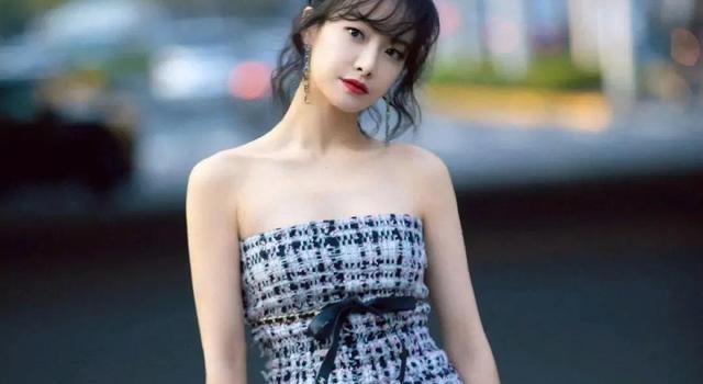 80后的美女宋茜一字锁骨美到爆,到底有多美,我们一起看图吧!