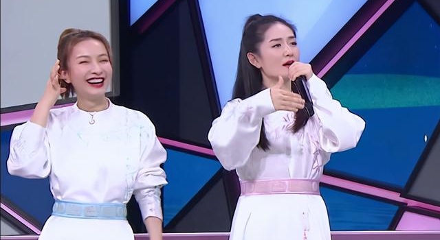 谢娜的腰线比吴昕粗一圈,网友:孕期身材藏不住了