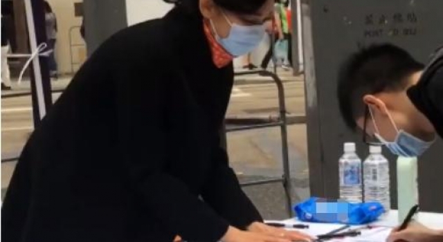 邝美云街头做公益,身家上亿却弯腰招待路人,出身低靠自己成豪门