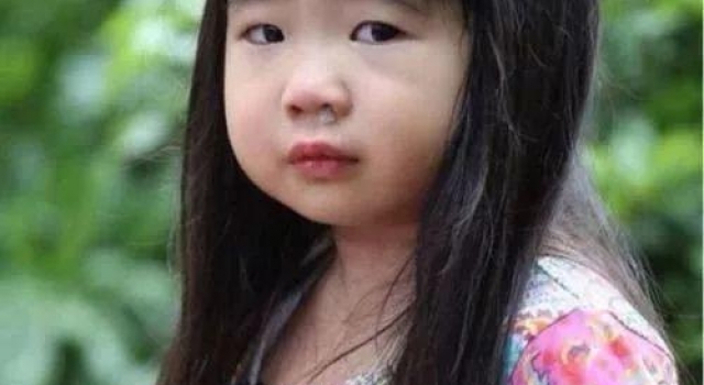 曹格10岁女儿腰线跟爸爸一样高,大长腿又细又直,五官像爸爸