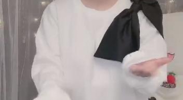 33岁丫蛋怀孕了?离开春晚混得惨,疑已与前夫师弟结婚被嘲