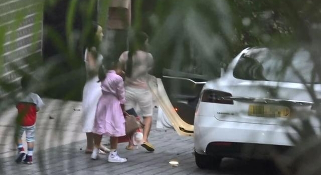 直击大台谢可逸背歌手女友偷吃有钱失婚妇