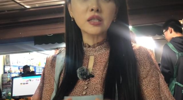52岁伊能静被偶遇,生图美貌太年轻,背影却被指雄壮似路人?
