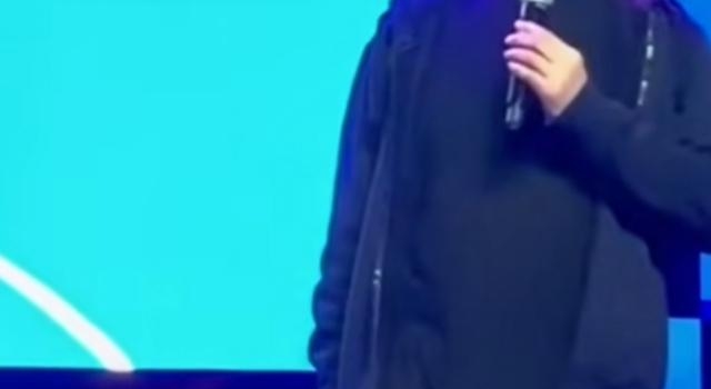 63岁阎维文现身商演,肚腩突出发福明显,衣服穿歪被指太随意?