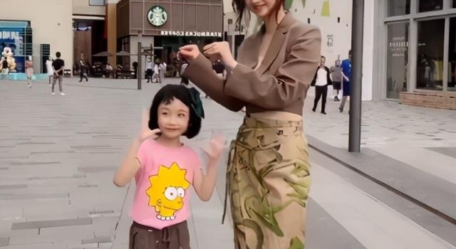 曾经的港姐洪欣老了也优雅,穿拖地半身裙配垫肩西装,又潮又美
