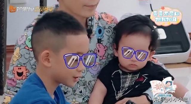 小小春和二胎弟弟的互动,弟弟很配合,外公表示很头大