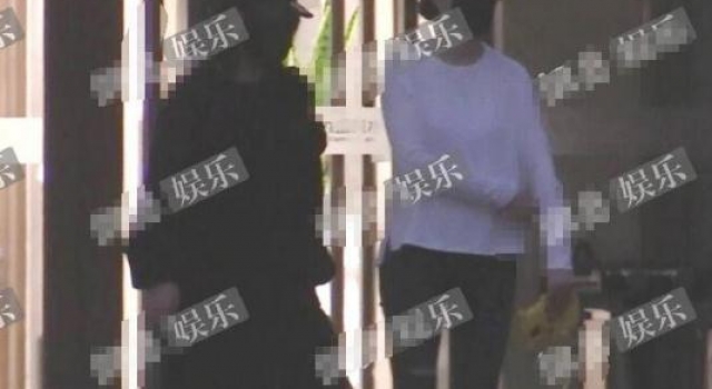 范冰冰现身妇产医院,小腹隆起被疑怀孕,现身普陀山又被说求子
