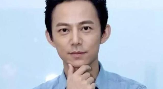 何炅默默低调24年,家庭背景终于曝光,网友:难怪这么优秀