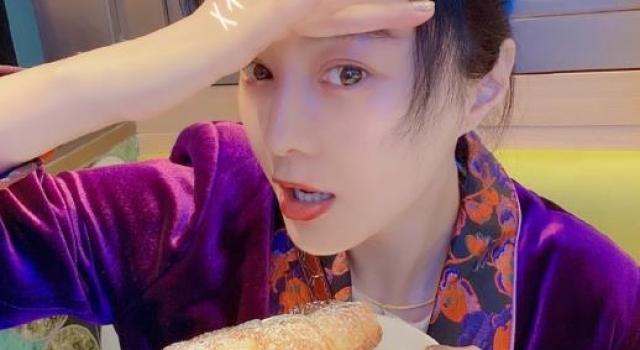 范冰冰素颜照曝光,深夜吃甜品不惧长胖,皮肤超好卖萌超可爱