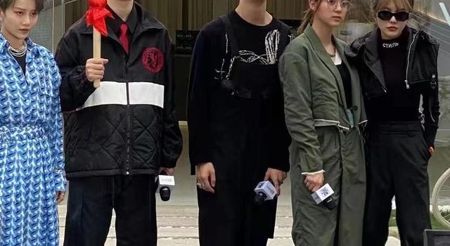 周扬青“脖子”上热搜后走机场,生图身材五五分,瘦到撑不起衣服