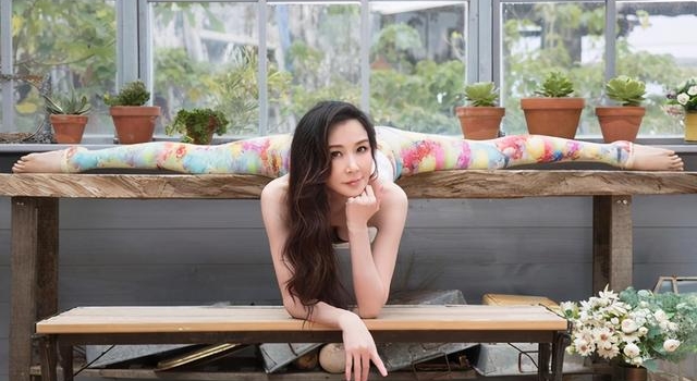 51岁萧蔷超强一字马不科学!美魔女大玩高难度瑜伽